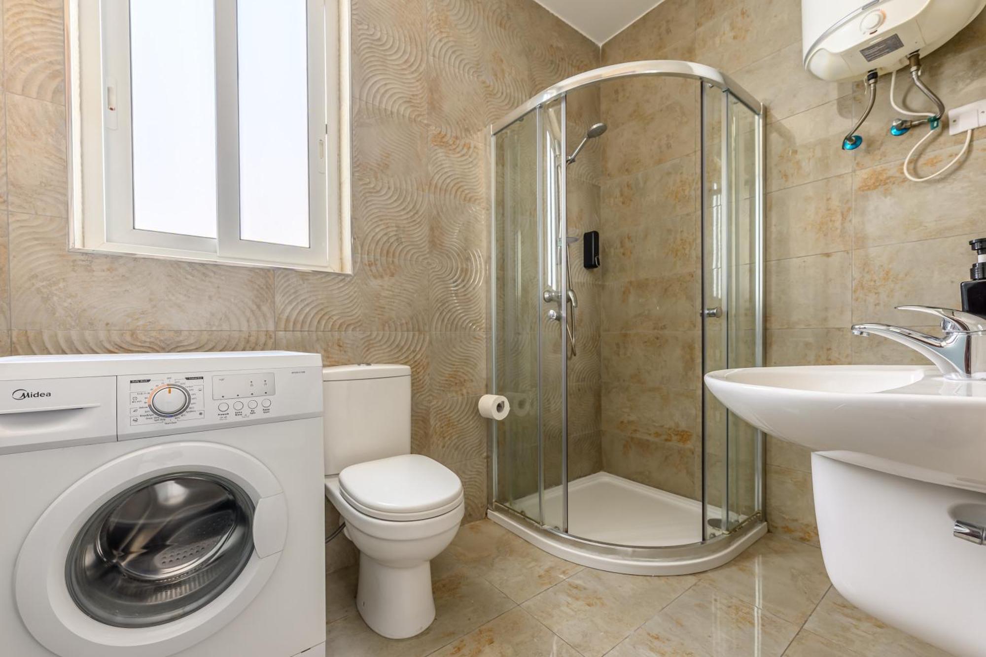 F11 Room 3, Private Room Two Single Beds Shared Bathroom In Shared Flat ムサイダ エクステリア 写真